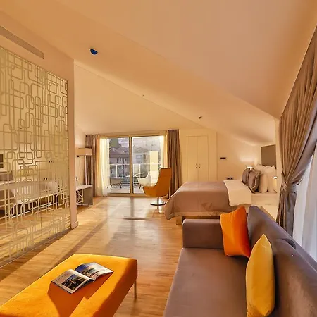 Business Life & Sisli Hotel