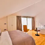 Business Life & Sisli Hotel